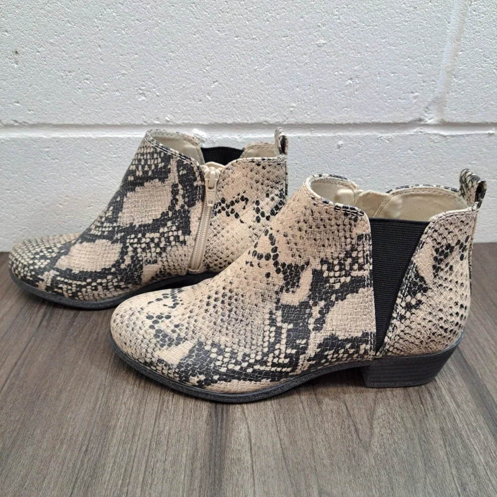 SO ankle booties